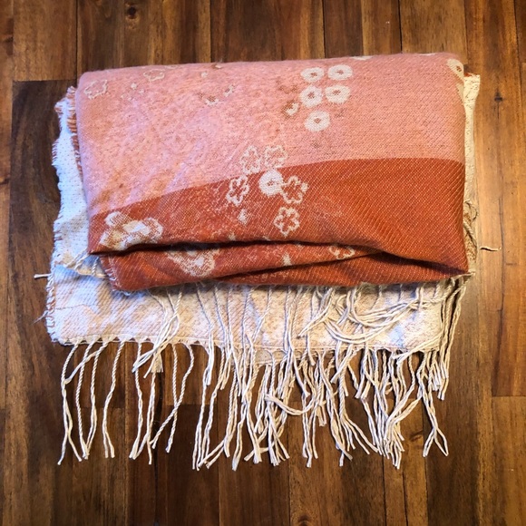 HOST PICK 💕😭🌿{ vintage } floral shawl w/ fringe - Picture 4 of 8